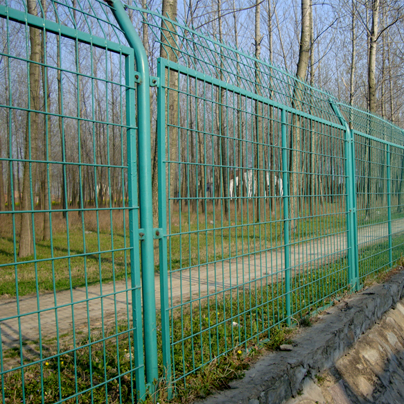 隔離網(wǎng)圍欄圖片4 隔離網(wǎng)圍欄圖片4