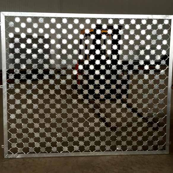 梅花刺隔離網(wǎng) 螺旋式刀片刺網(wǎng)工程案例 梅花刺隔離網(wǎng) 螺旋式刀片刺網(wǎng)工程案例