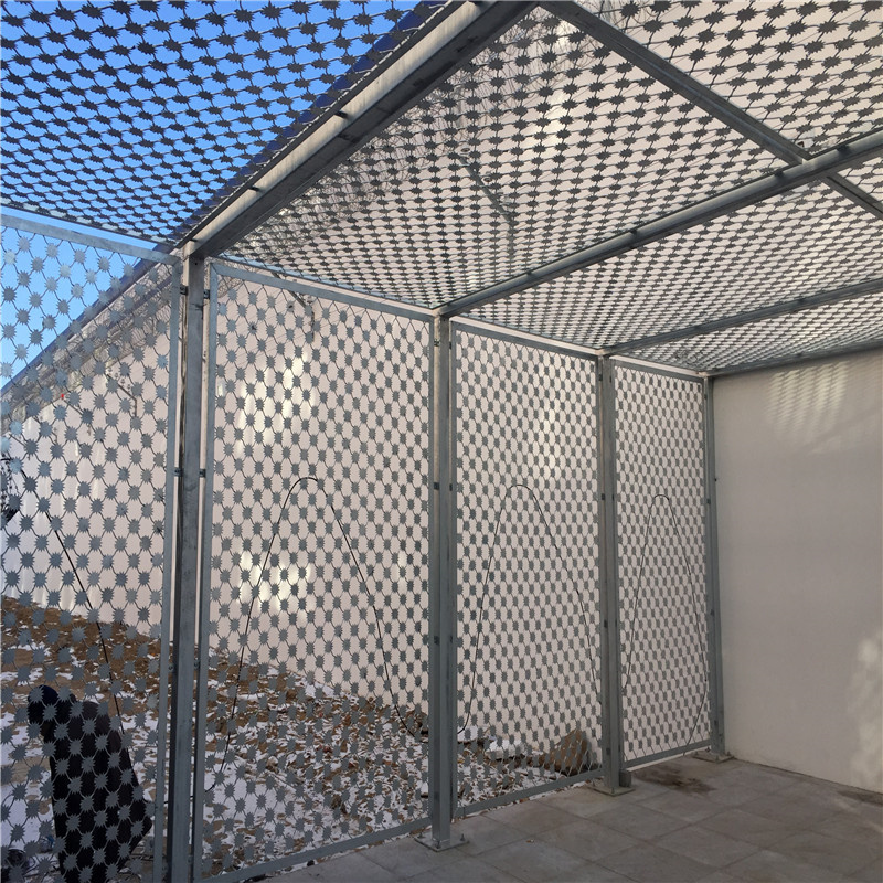 監(jiān)獄螺旋刺絲鋼網墻 金屬網鋼網墻-安平艾瑞金屬絲網有限公司