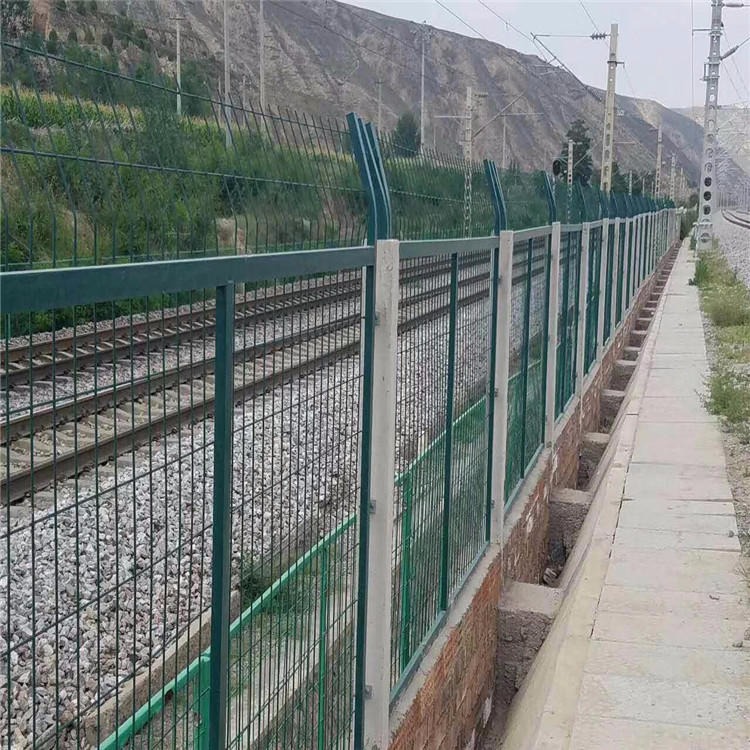 動車鐵路防護(hù)柵欄圖片2 動車鐵路防護(hù)柵欄圖片2