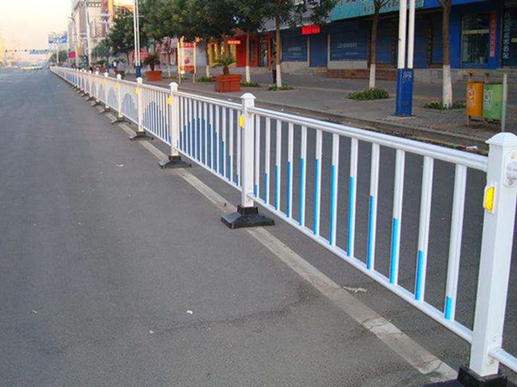 M式道路中央護(hù)欄圖片1 M式道路中央護(hù)欄圖片1