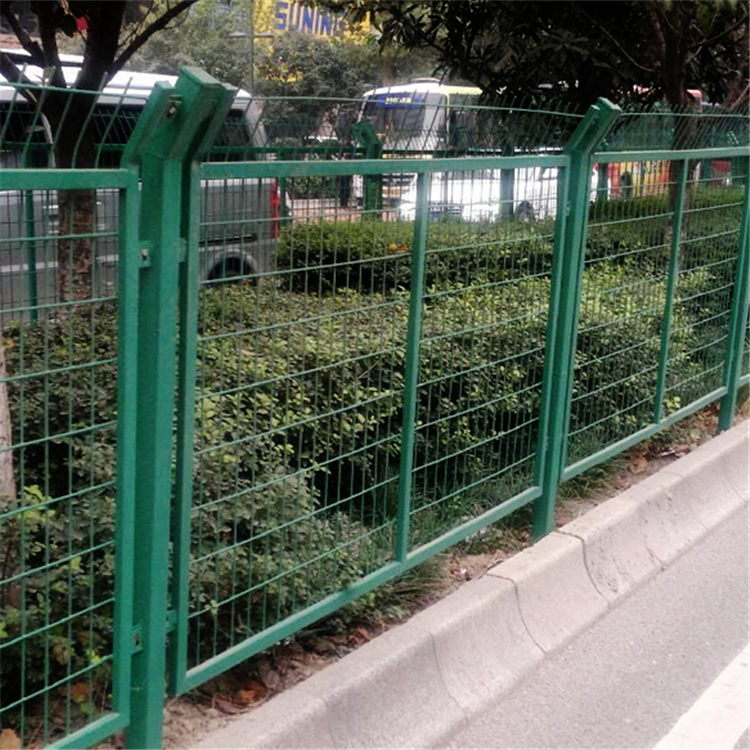 浸塑公路護欄網(wǎng)圖片3 浸塑公路護欄網(wǎng)圖片3