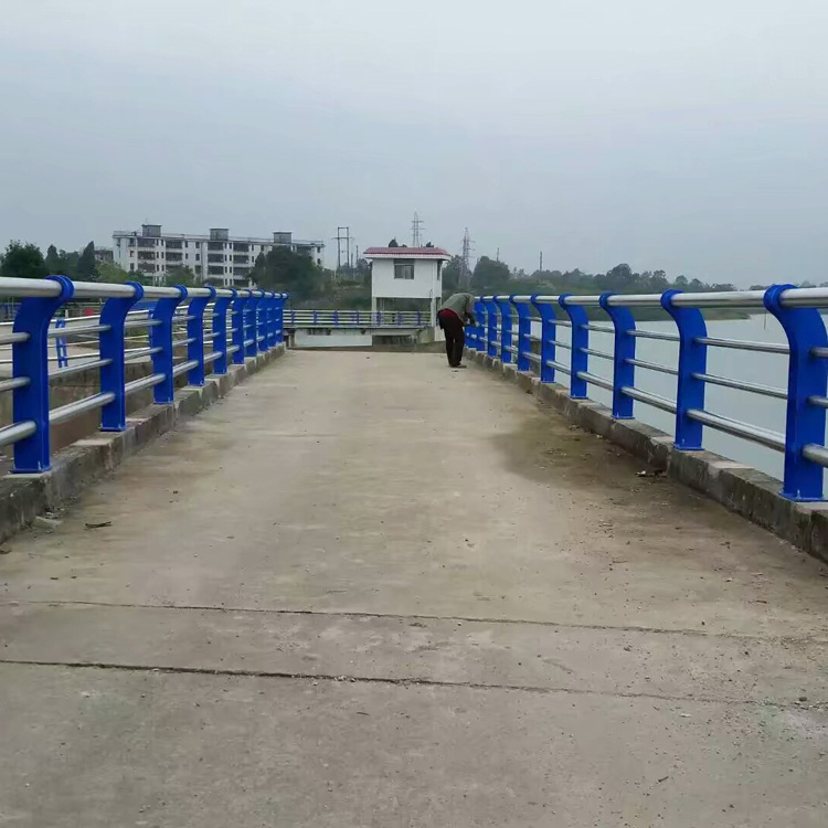 ?橋梁防撞隔離護(hù)欄圖片1
