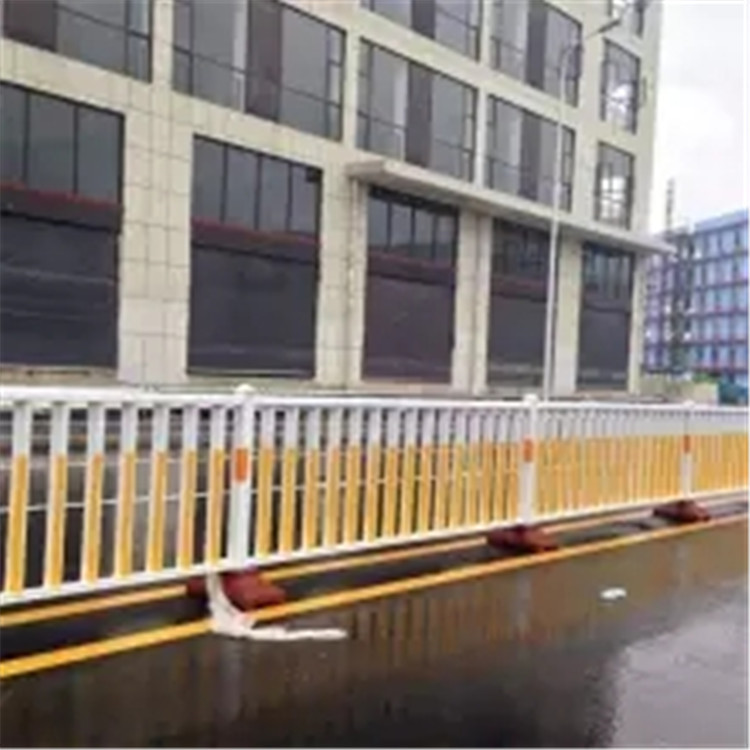 道路鋅鋼護(hù)欄圖片2 道路鋅鋼護(hù)欄圖片2